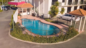 Una piscina al aire libre