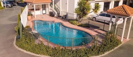 Una piscina al aire libre