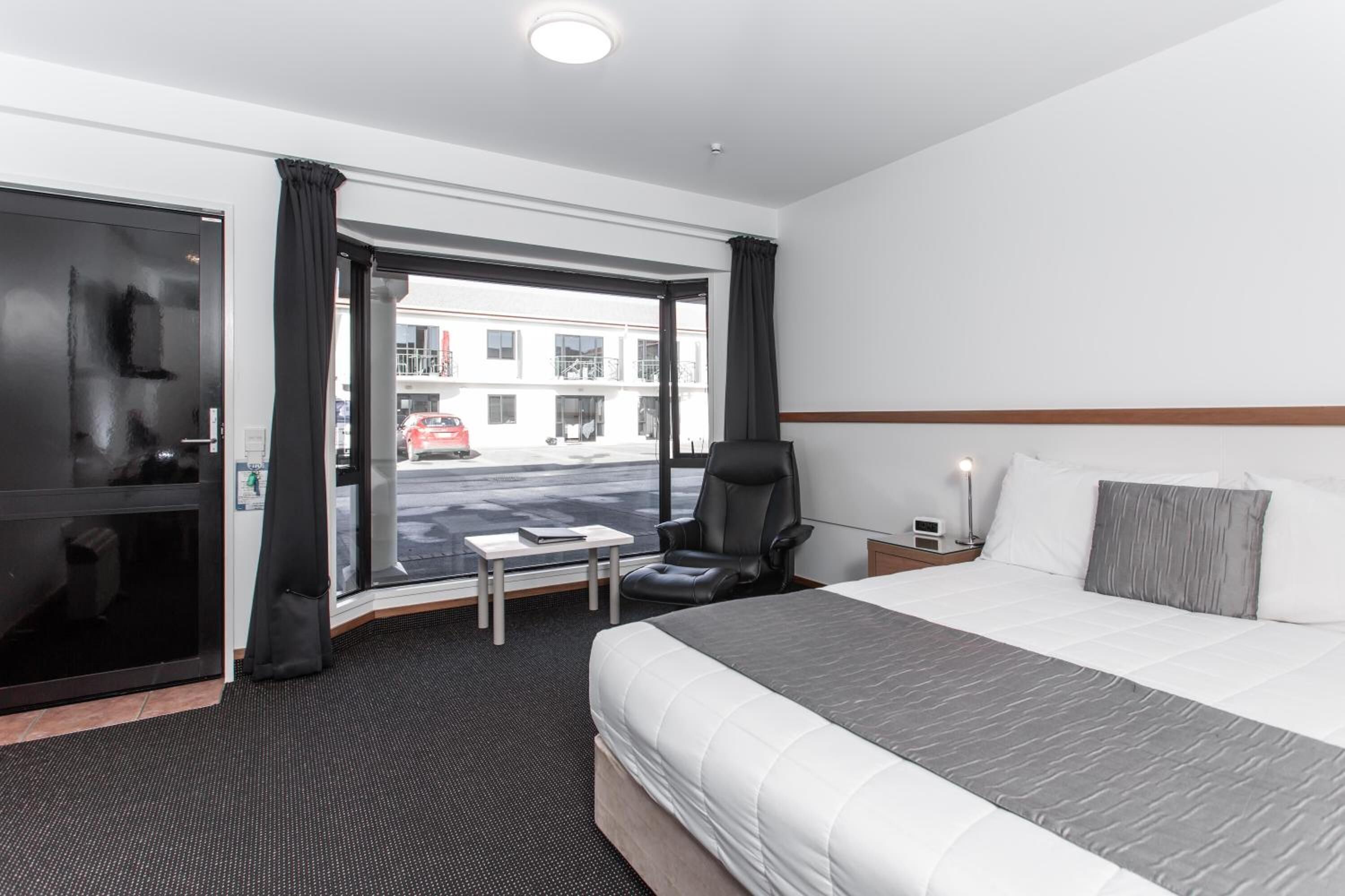 客房内保险箱、遮光窗帘、熨斗/熨衣板、免费 WiFi