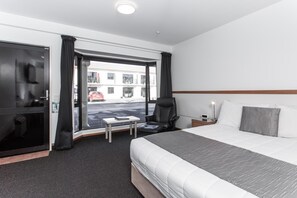 Peti besi dalam bilik, langsir/tirai gelap terus 