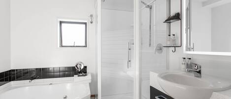 Appartement Exécutif, 1 chambre | Salle de bain | Articles de toilette de luxe, sÚche-cheveux, serviettes fournies