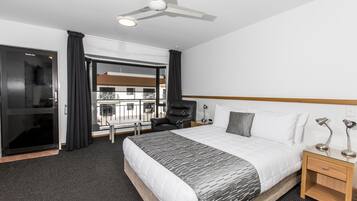Studio Queen | In-room safe, blackout curtains, iron/ironing board, free WiFi