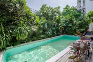 Outdoor pool, pool umbrellas, sun loungers - Casa Villa Independence (Phnom Penh)
