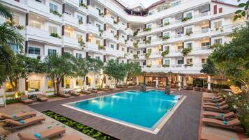 Piscine extérieure, chaises longues