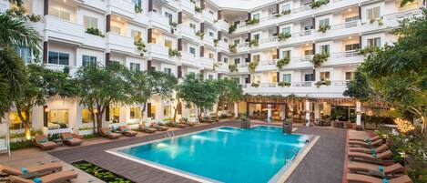 Outdoor pool, sun loungers