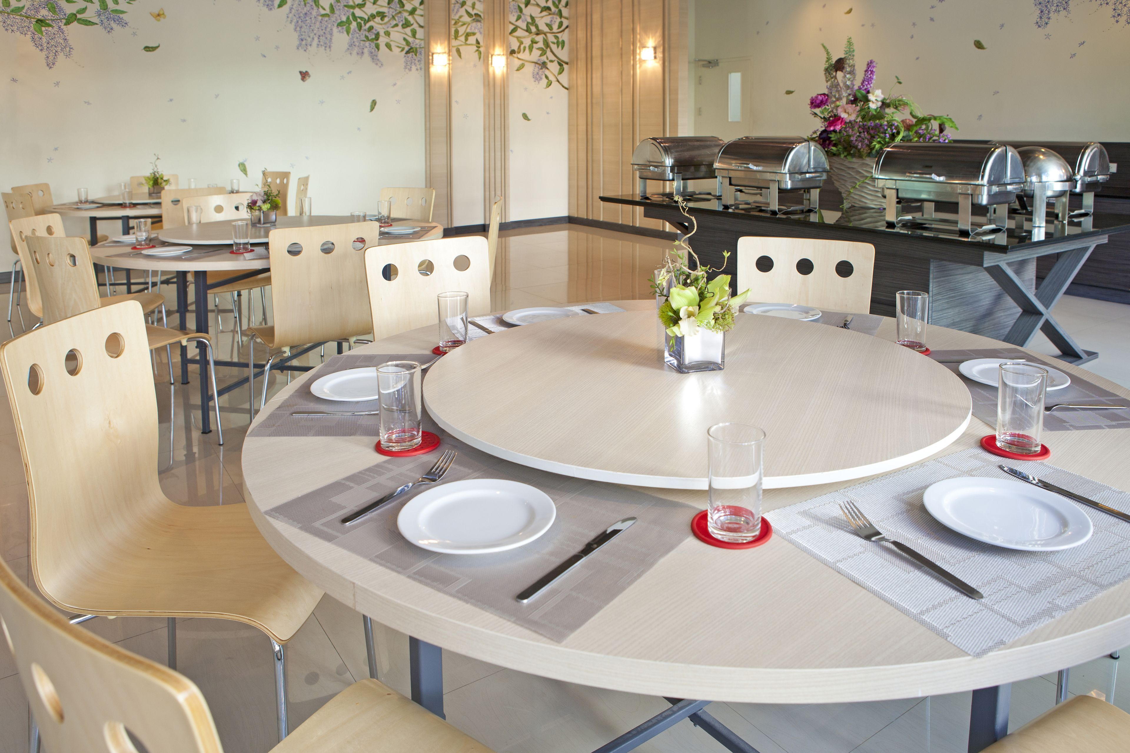 Petit déjeuner buffet (230 THB par personne)