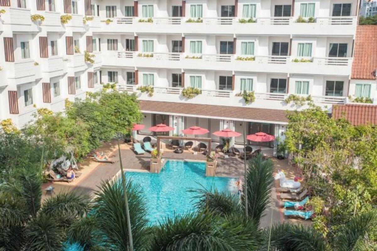 Pool | Outdoor pool, sun loungers