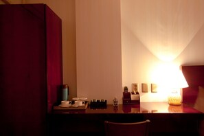 Camas com colchões pillow-top, cofres nos quartos, escrivaninha