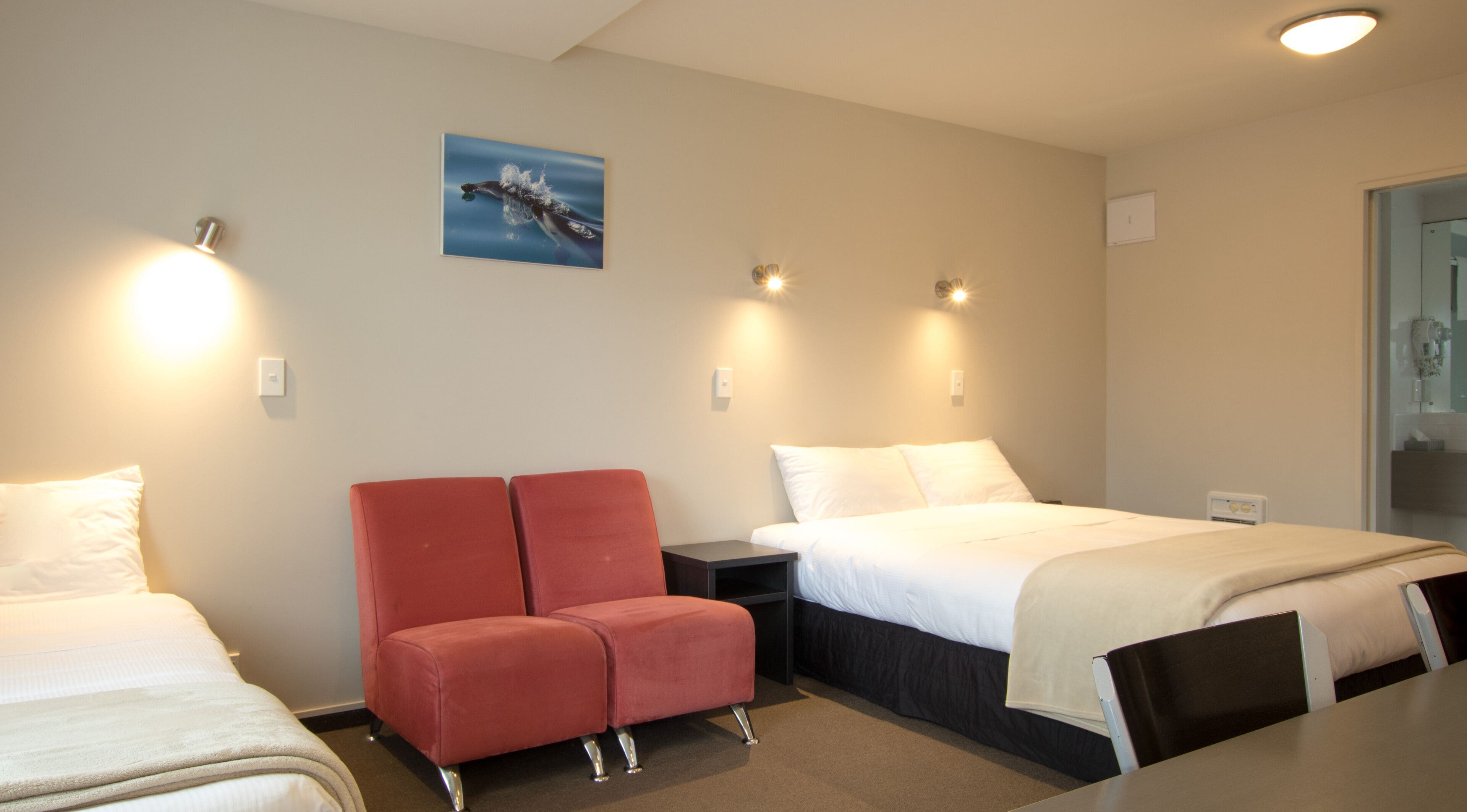 Zimmersafe, schallisolierte Zimmer, Bügeleisen/Bügelbrett, Zustellbetten