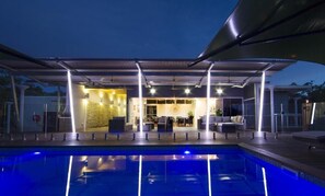 Una piscina al aire libre