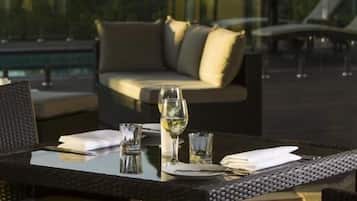 Serveert ontbijt, lunch, regionale gerechten, uitzicht op het zwembad