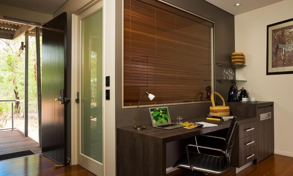 fridge, coffee/tea maker, electric kettle