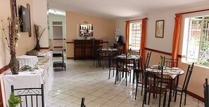 Petit déjeuner, déjeuner et dîner servis sur place