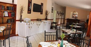 Serveert ontbijt, lunch en diner