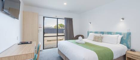 Estudio superior, 1 cama King size | Área de sala de estar | Televisión LCD de 32 pulgadas con canales vía satélite y televisión