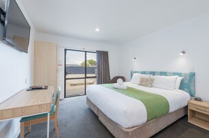 Studio Supérieur, 1 très grand lit | Coin séjour | TV connectée de 43 pouces avec chaînes par satellite