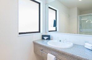 Premium bedding, desk, laptop workspace, blackout drapes - Bella Vista Motel Nelson (Nelson)