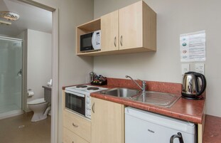 Apartamento família, 1 quarto | Cozinha americana privada | Geladeira, micro-ondas, cafeteira/chaleira, chaleira elétrica