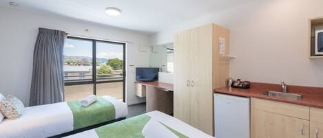 Ropa de cama de alta calidad, escritorio y cortinas blackout