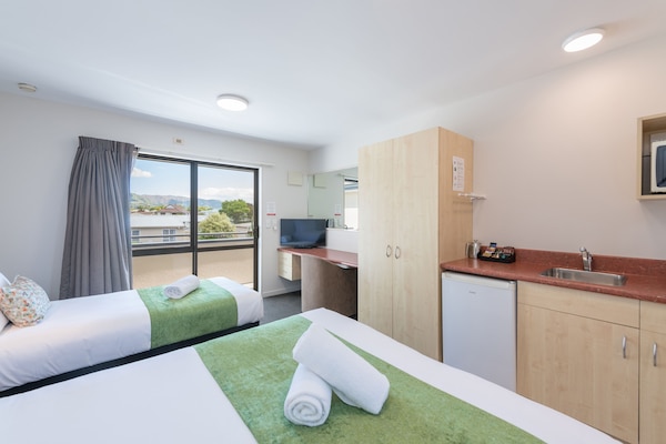 Habitación triple | Ropa de cama de alta calidad y escritorio