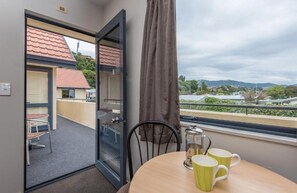 Premium bedding, desk, blackout drapes, iron/ironing board - Bella Vista Motel Nelson (Nelson)