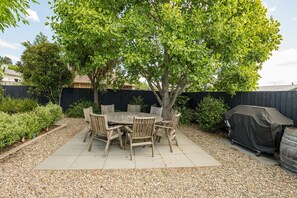 BBQ/picnic Area - Bella Vista Motel Nelson (Nelson)