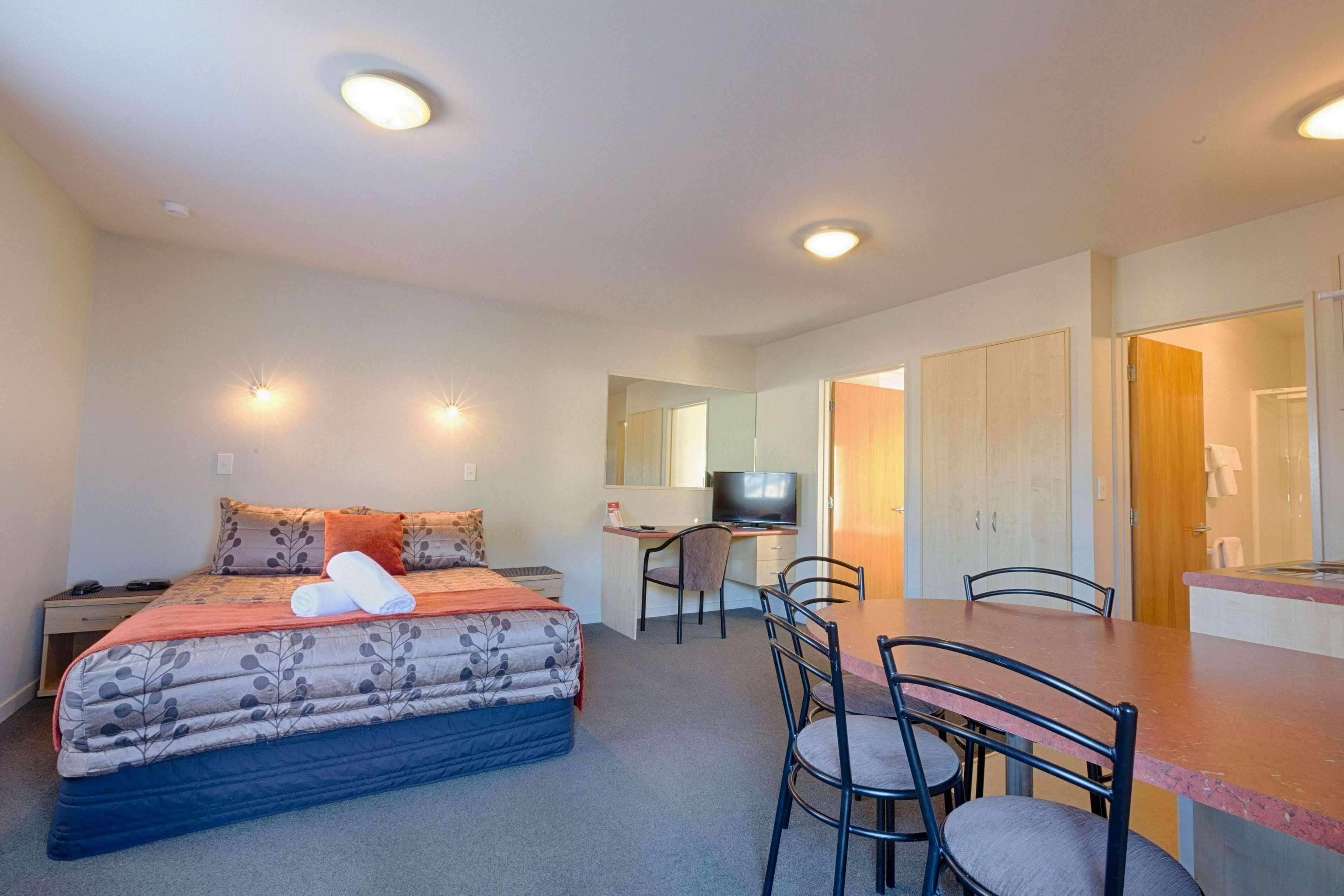 เครื่องนอนระดับพรีเมียม, โต๊ะทำงาน, ผ้าม่านกันแสง, เตารีด/โต๊ะรีดผ้า