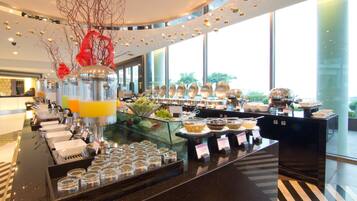 بوفيه فطور يوميًا بتكلفة قدرها (708 THB للشخص)