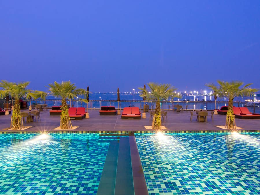 2 outdoor pools, pool loungers