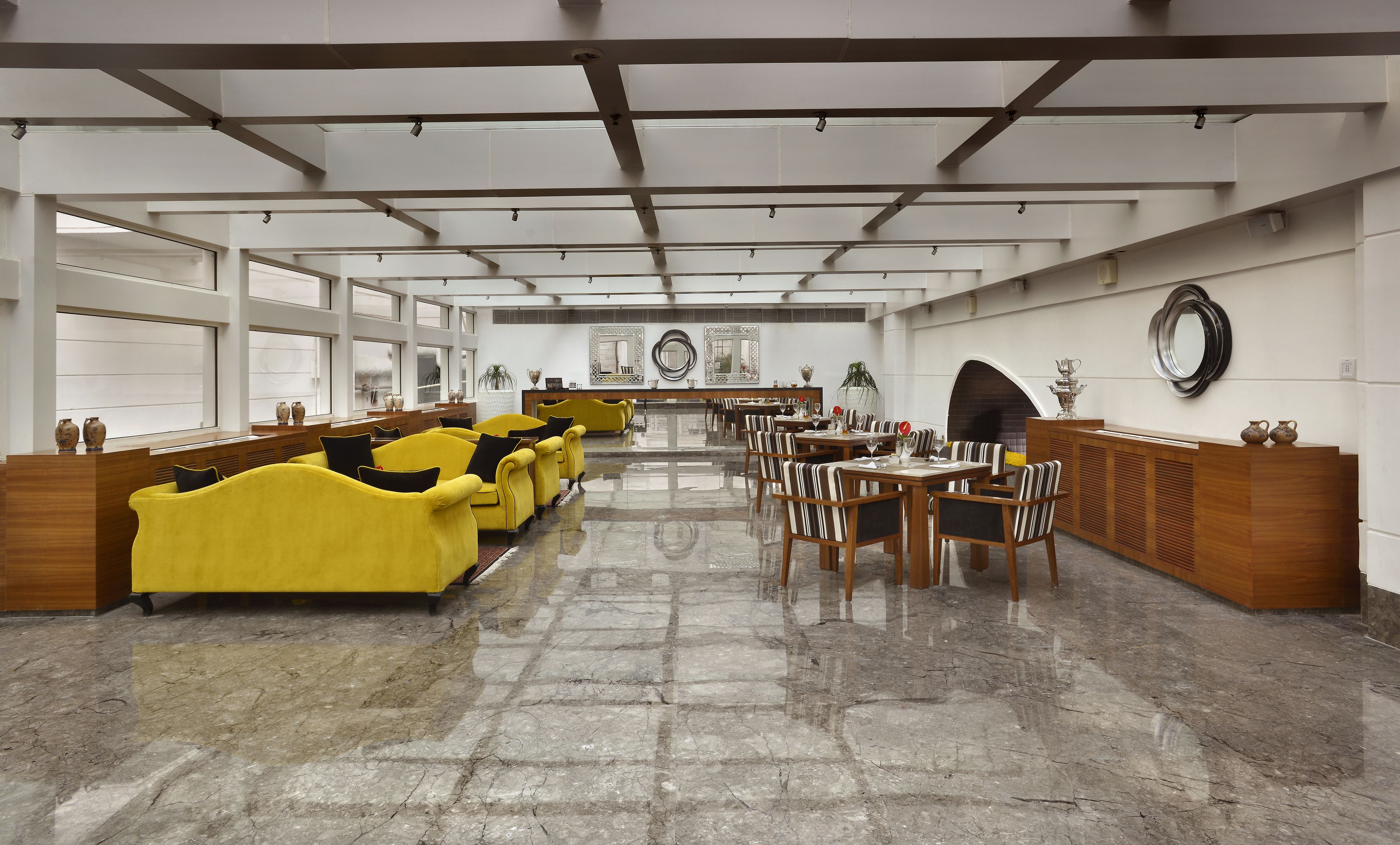 3 restaurants, breakfast served