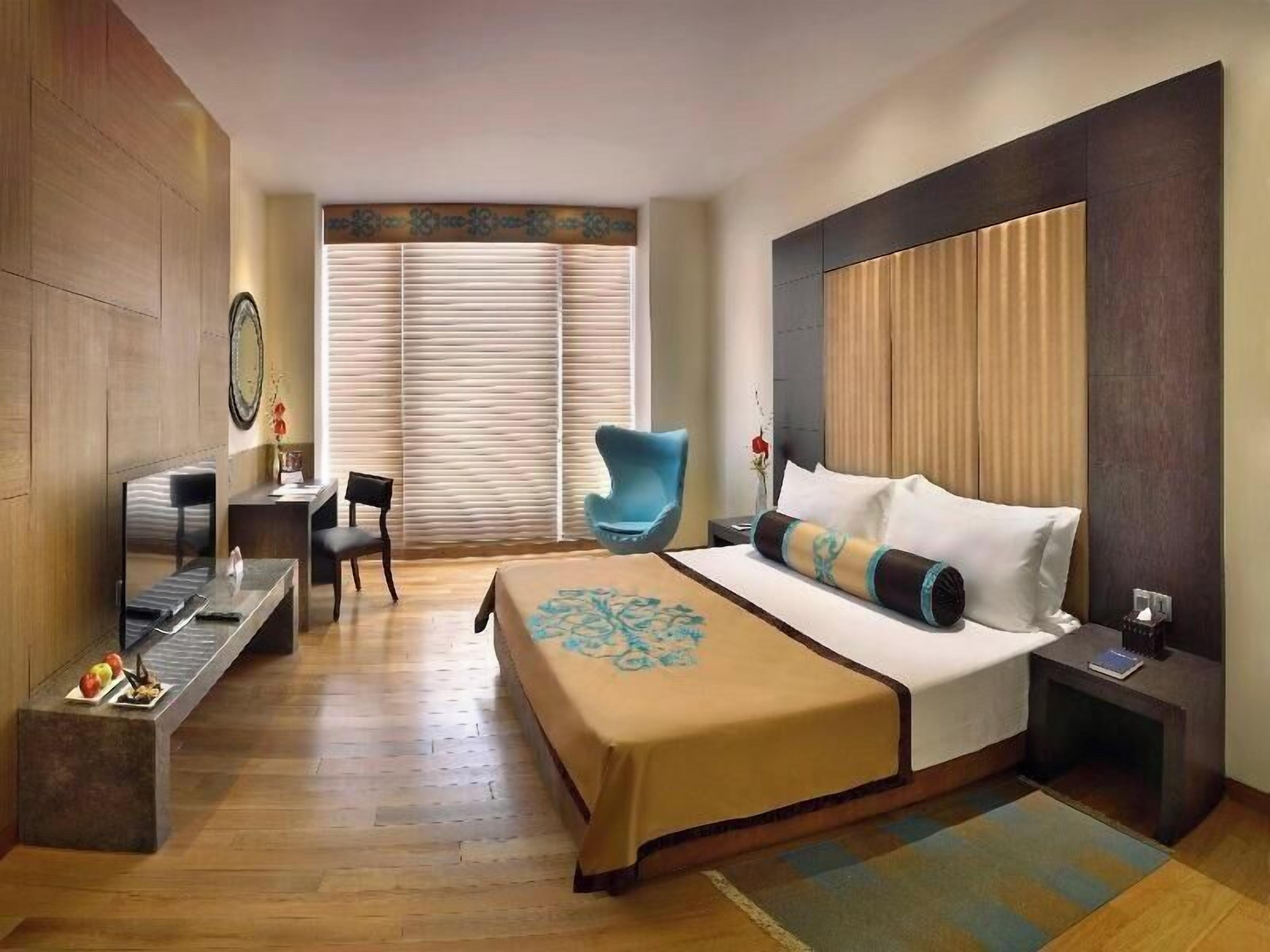 Premium bedding, minibar, in-room safe, desk