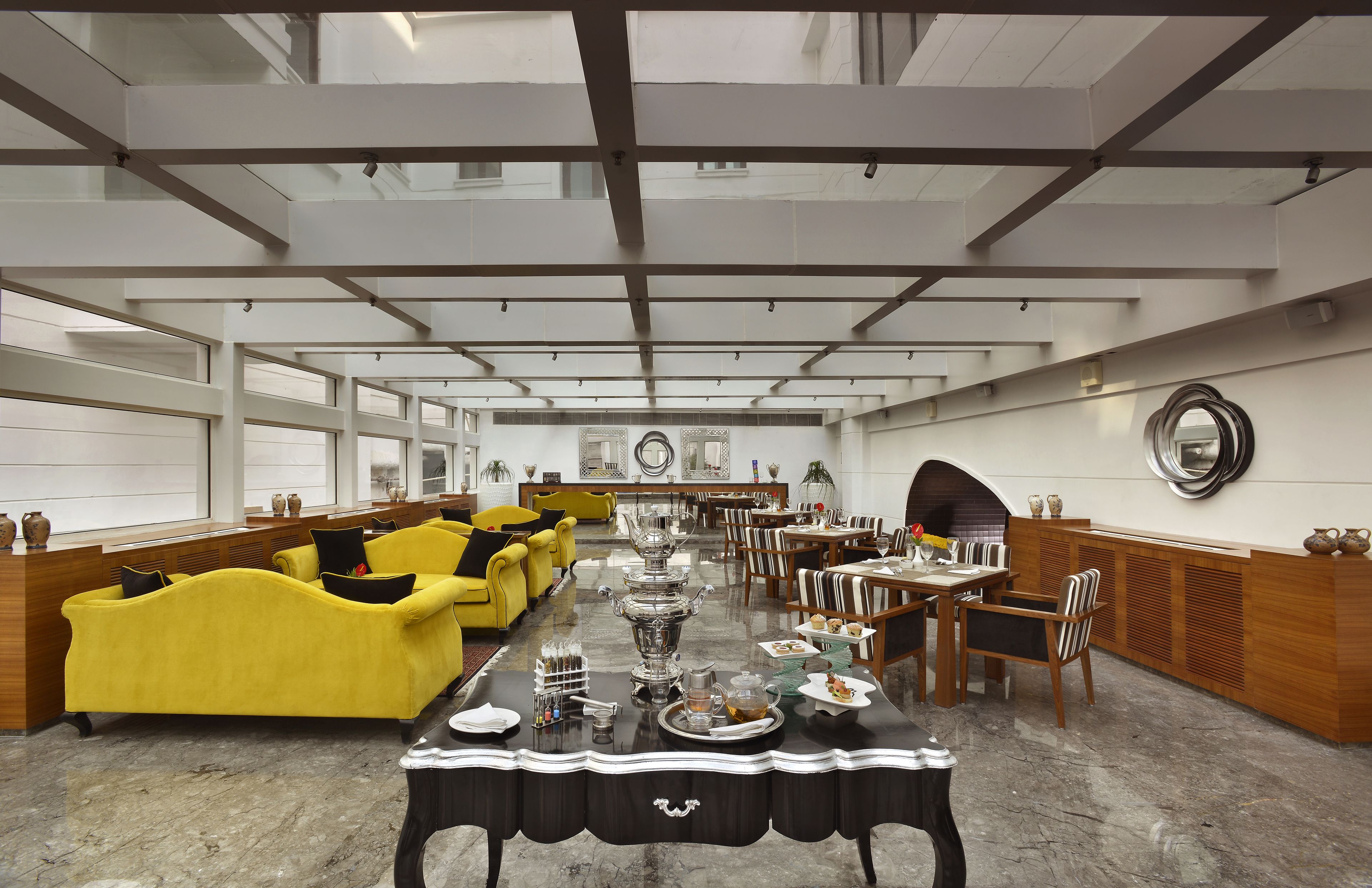 3 restaurants, breakfast served