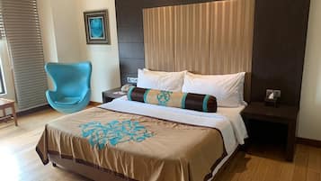 Deluxe kamer, 1 kingsize bed | Luxe beddengoed, een minibar, een kluis op de kamer, een bureau