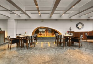 3 restaurantes, se sirve desayuno 