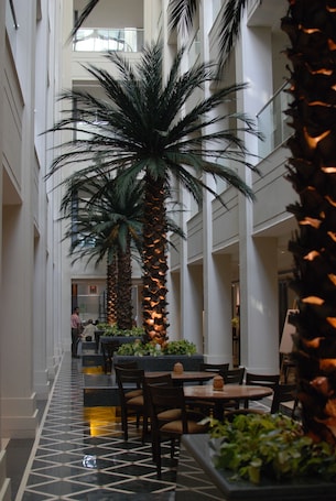 Jardines del alojamiento. The LaLiT Great Eastern Kolkata