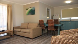 Townhouse – superior, 2 soverom, bassengutsikt | Oppholdsrom