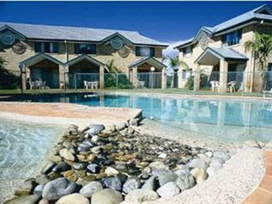 Una piscina al aire libre, una piscina climatizada, sombrillas, tumbonas