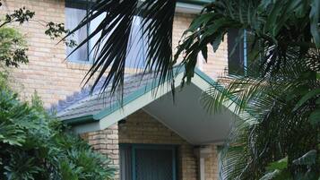 Townhouse Two Bedrooms - One Queen & Two Single Beds | Terrace/patio