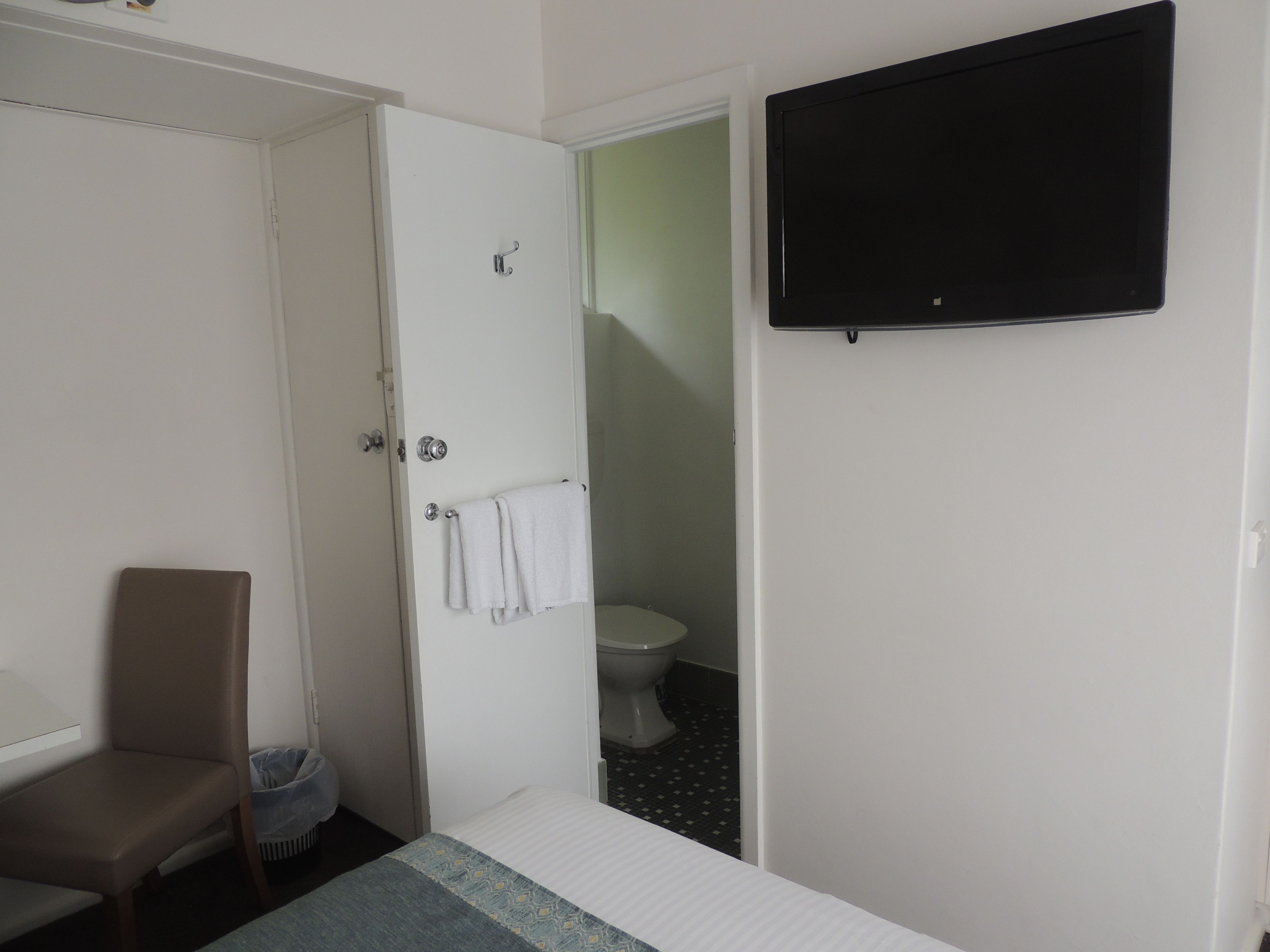 Habitación económica, 1 cama de matrimonio, no fumadores | Baño | Ducha, artículos de higiene personal ecológicos y secador de pelo