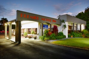 Front of property - evening/night - Comfort Inn Premier (Coffs Harbour)