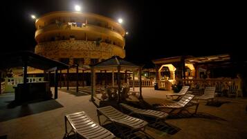 2 Außenpools, geöffnet von 09:30 Uhr bis 19:00 Uhr, Sonnenschirme