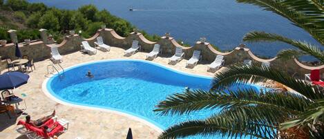 2 piscinas externas, funciona das 9h30 às 19h, guarda-sóis