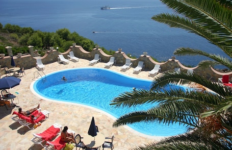 2 piscine all'aperto, ombrelloni da piscina, lettini. Hotel Restaurant Diana