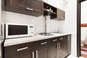 Apartamento, 1 quarto | Individualmente mobiliados, escrivaninha, ferros/tábuas de passar roupa