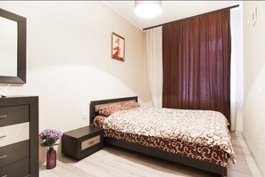 Apartamento, 1 quarto | Individualmente mobiliados, escrivaninha, ferros/tábuas de passar roupa
