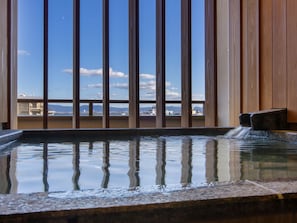 Traditional-Zimmer (w/Open Air Bath) | Badezimmer | Kostenlose Toilettenartikel, Haartrockner, Hausschuhe