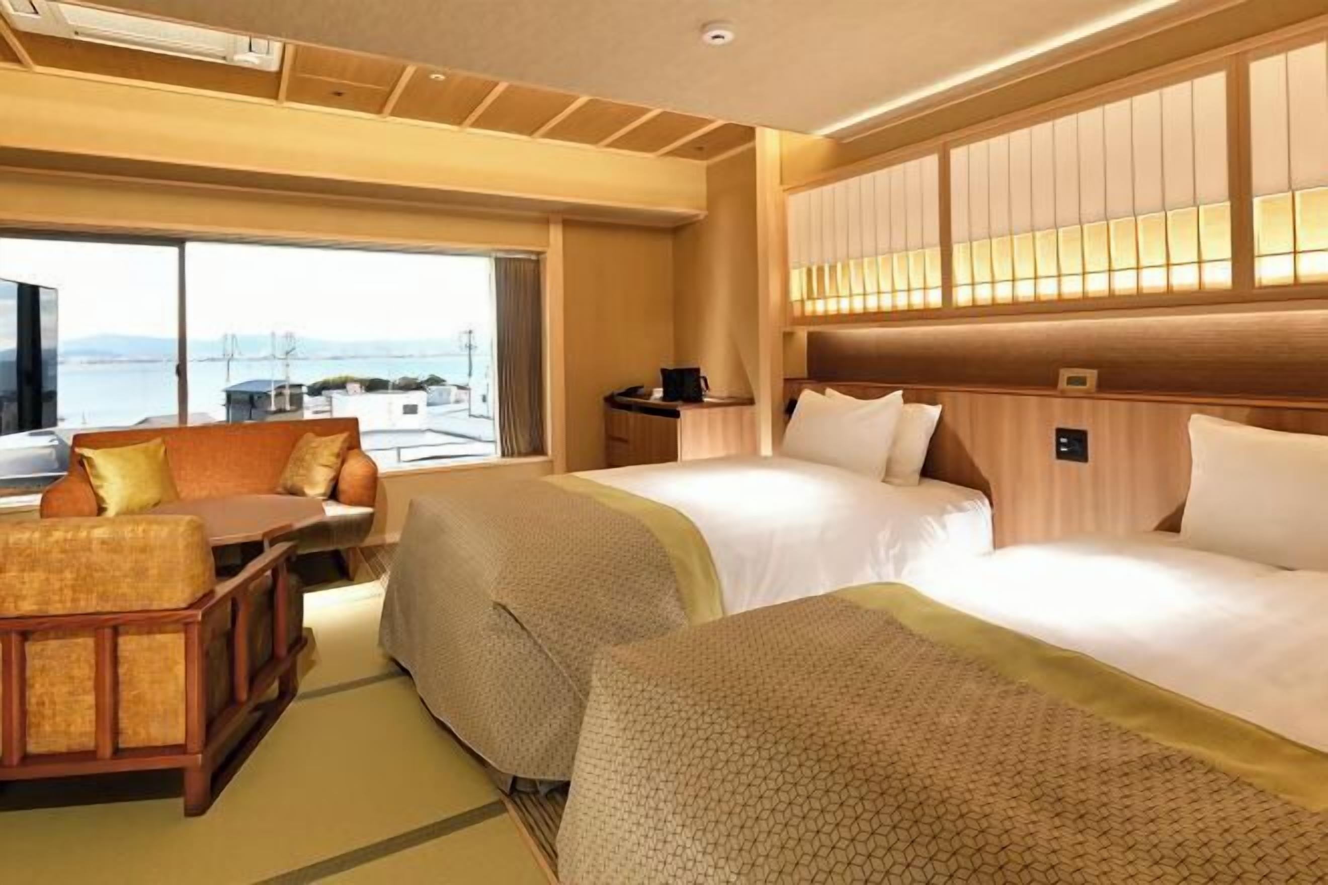 Premium bedding, in-room safe, free WiFi