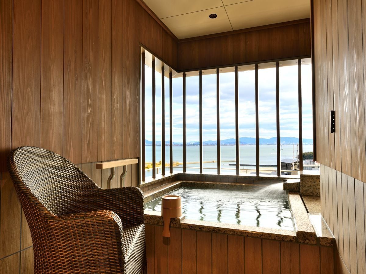 传统套房, 多张床, 无烟房 (KAROI with Open Air bath) | 浴室 | 免费洗浴用品、吹风机、拖鞋、电子马桶