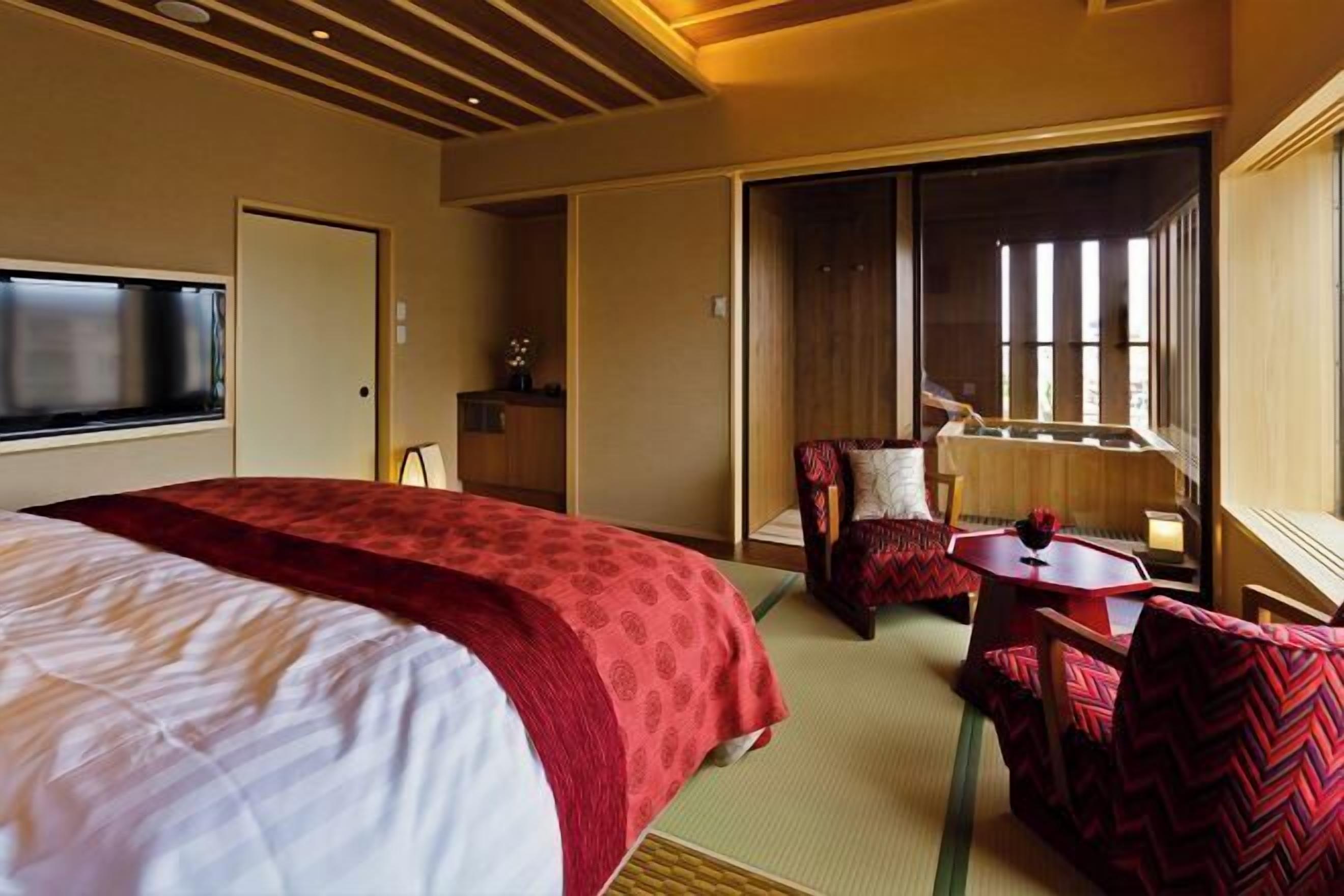 Premium bedding, in-room safe, free WiFi