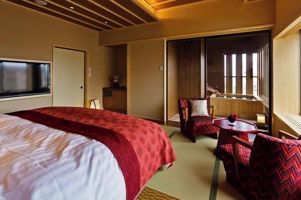 Premium bedding, in-room safe, free WiFi